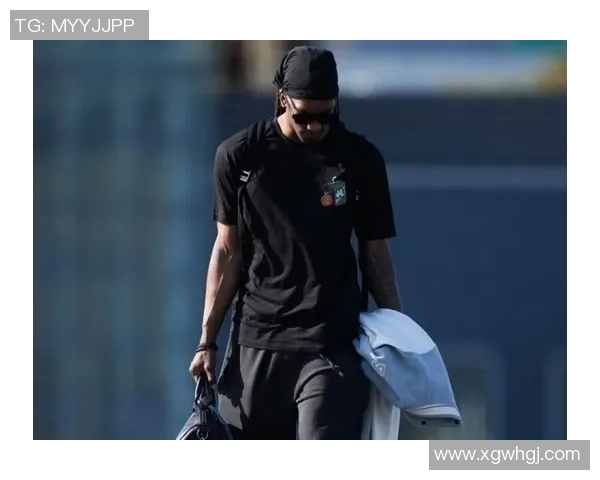 快船客场挑战国王小卡哈登卫衣亮相科林斯酷炫登机照曝光 快船客场挑战国王小卡哈登卫衣亮相科林斯酷炫登机照曝光