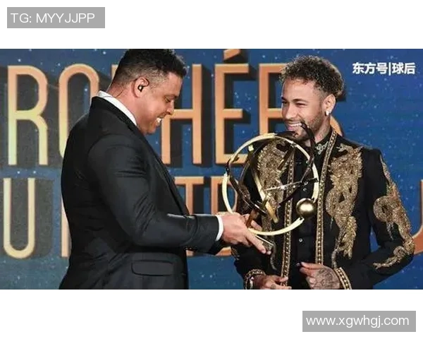 内马尔向里瓦尔多赠送签名球衣并晒合影表达对偶像的敬意