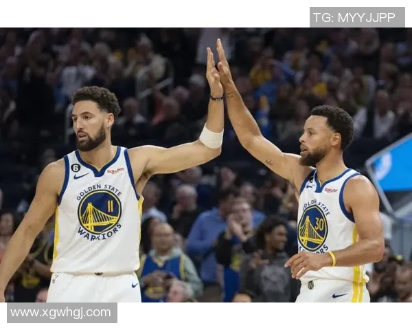 库里虽因伤缺阵但热情与小球迷互动合影展现亲和力