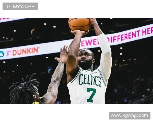 杰伦布朗首节火力全开半场表现出色砍下16分助球队稳住局势